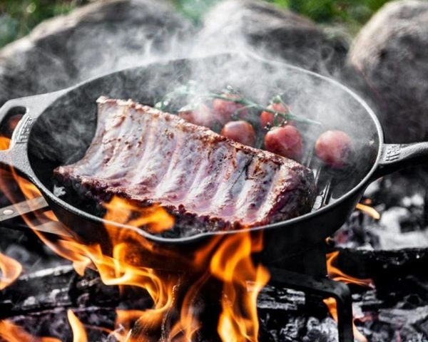 Bucata de costita si rosii cherry in tigaie grill din fonta pe foc